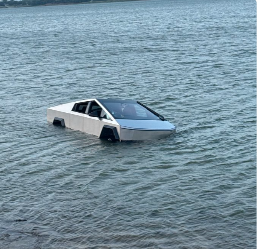 美车主开Cybertruck冲进湖中测试防水 结局好惨 美车主开Cybertruck冲进湖中测试防水 结局好惨