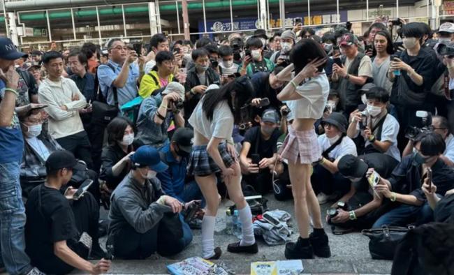Cosplay活动惊现“超恶心”一幕 网炸:宅男狂欢? Cosplay活动惊现“超恶心”一幕 网炸:宅男狂欢?