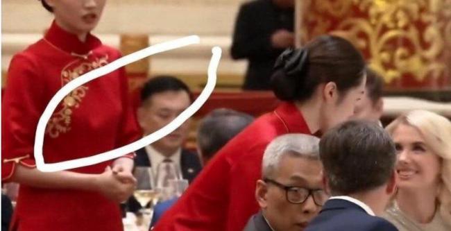 北京国宴有猫腻?服务生“胸型不对称”疑藏一物 北京国宴有猫腻?服务生“胸型不对称”疑藏一物