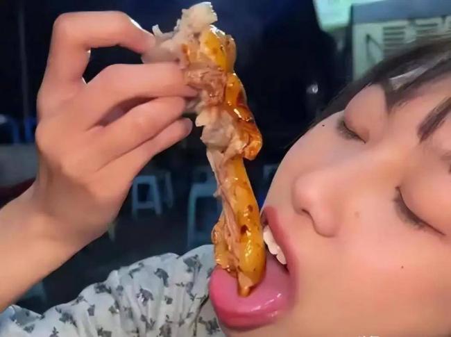 中国女吃播四巨头现状:骷髅脸.... 中国女吃播四巨头现状:骷髅脸....