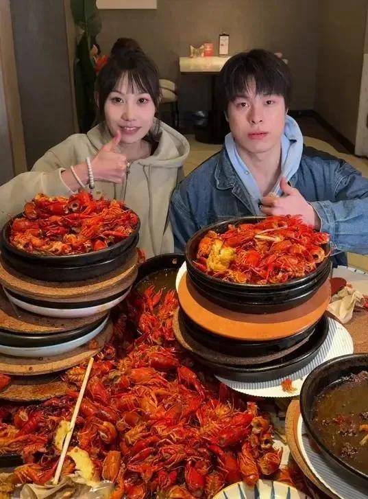 中国女吃播四巨头现状:骷髅脸.... 中国女吃播四巨头现状:骷髅脸....