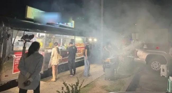 连锅都不要了 华人夜市打游击躲警察 连锅都不要了 华人夜市打游击躲警察
