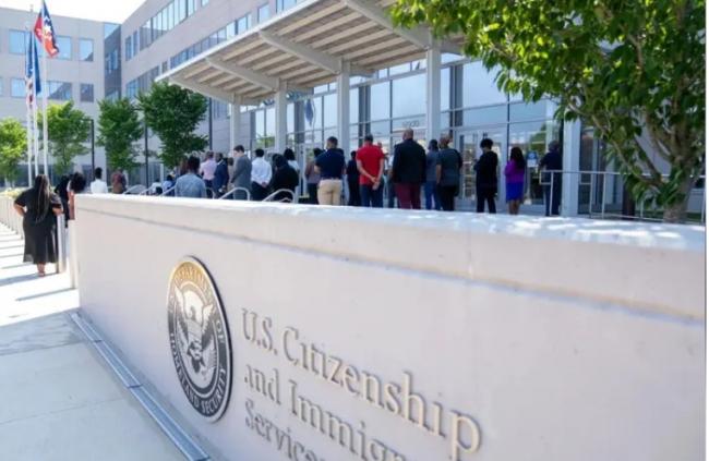美国新规须回国申请绿卡? 律师:毋须过度恐慌 美国新规须回国申请绿卡? 律师:毋须过度恐慌