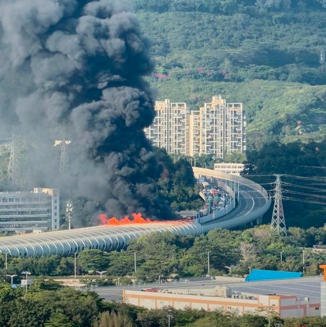 深圳油罐车与公车相撞 爆炸起火 现场曝光 深圳油罐车与公车相撞 爆炸起火 现场曝光