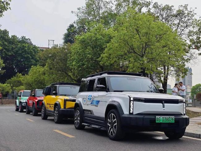 路撑不住了!电车太重让全民买单 路撑不住了!电车太重让全民买单