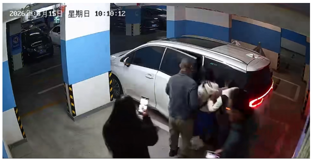 失控的爱:女大学生被家人骗入戒网瘾学校的11天 失控的爱:女大学生被家人骗入戒网瘾学校的11天