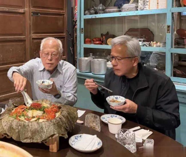 63岁黄仁勋返乡探亲,与96岁老父亲同框似兄弟 63岁黄仁勋返乡探亲,与96岁老父亲同框似兄弟