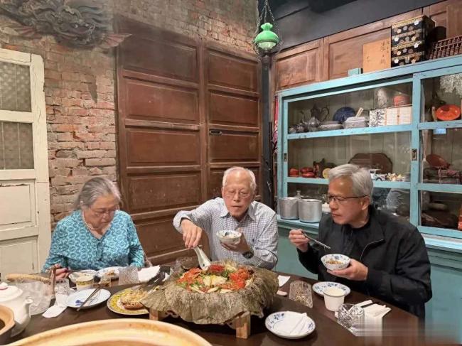 63岁黄仁勋返乡探亲,与96岁老父亲同框似兄弟 63岁黄仁勋返乡探亲,与96岁老父亲同框似兄弟