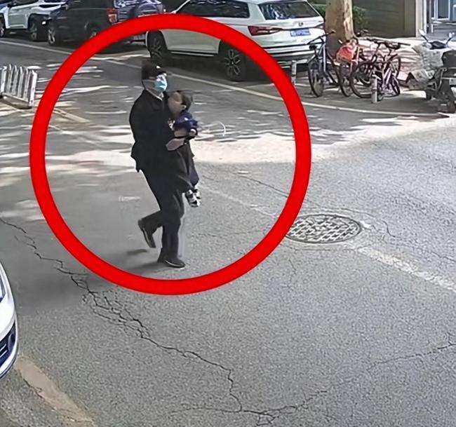 清华女博士被当街抢走幼子 冲上热搜 清华女博士被当街抢走幼子 冲上热搜