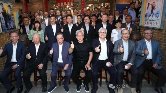 清华“新生”黄仁勋请客,一桌值17万亿 清华“新生”黄仁勋请客,一桌值17万亿