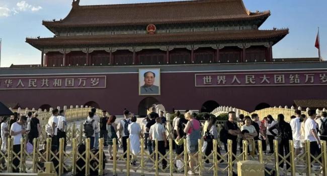 天安门游客人潮如常 黑衣保安人员密集部署 天安门游客人潮如常 黑衣保安人员密集部署