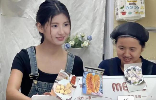 “短剧女主演员”转行卖卷饼 引粉丝暴动朝圣 “短剧女主演员”转行卖卷饼 引粉丝暴动朝圣