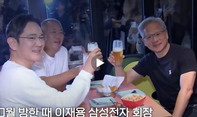 黄仁勋大啖五花肉与烧啤 黄仁勋大啖五花肉与烧啤