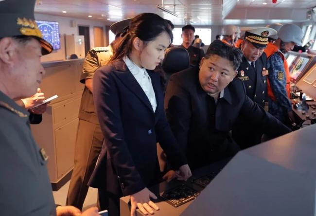 习近平到访前夕 金正恩带女儿视察驱逐舰 习近平到访前夕 金正恩带女儿视察驱逐舰
