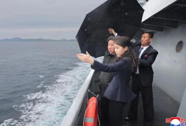 习近平到访前夕 金正恩带女儿视察驱逐舰 习近平到访前夕 金正恩带女儿视察驱逐舰