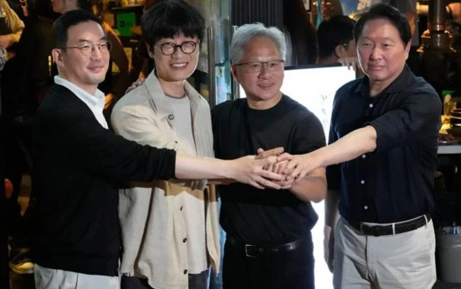 黄仁勋送4大礼 黄仁勋送4大礼