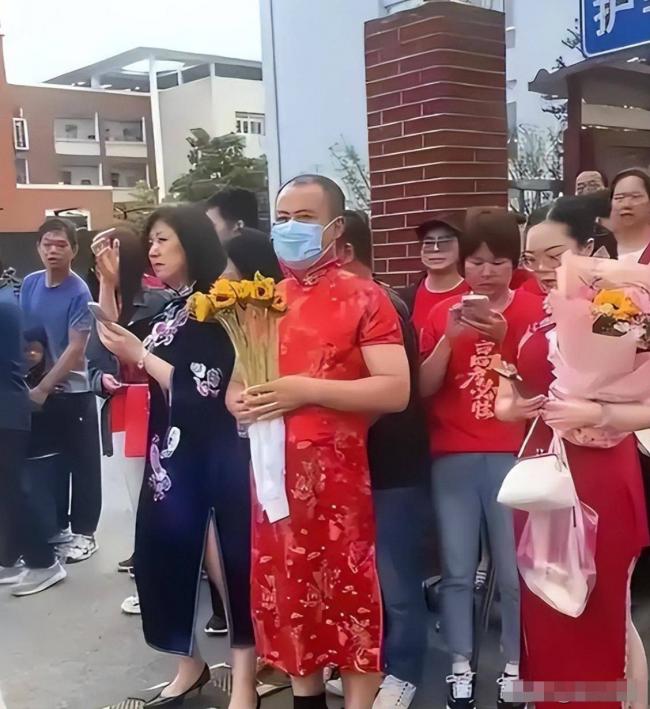 高考来了:家长穿旗袍、让高铁减速.... 高考来了:家长穿旗袍、让高铁减速....