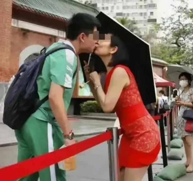 高考来了:家长穿旗袍、让高铁减速.... 高考来了:家长穿旗袍、让高铁减速....