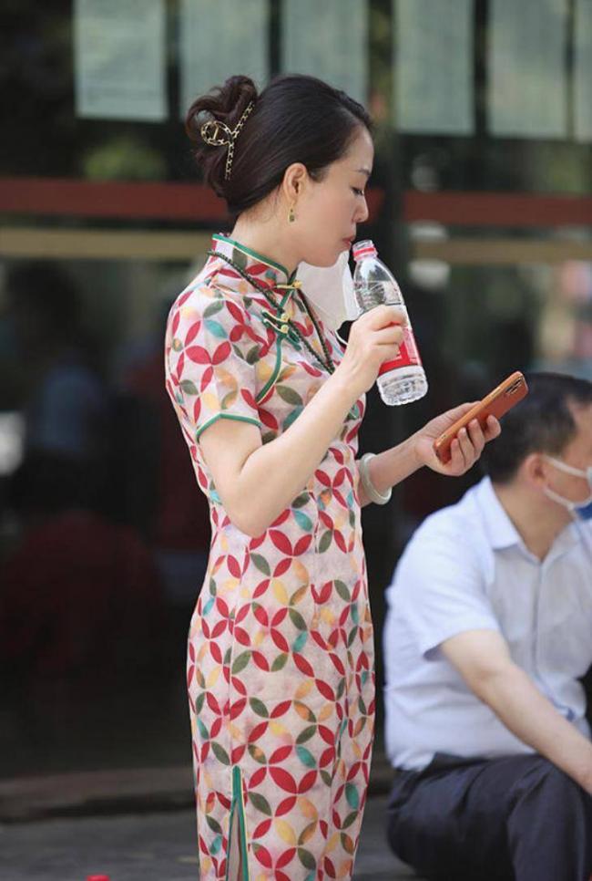高考来了:家长穿旗袍、让高铁减速.... 高考来了:家长穿旗袍、让高铁减速....