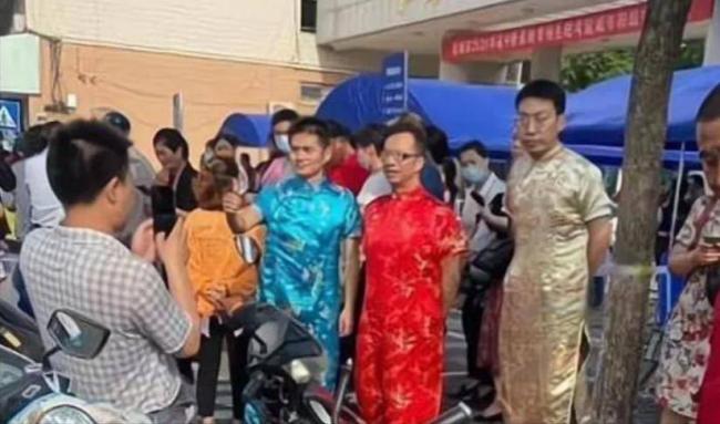 高考来了:家长穿旗袍、让高铁减速.... 高考来了:家长穿旗袍、让高铁减速....