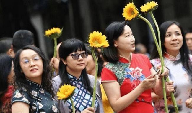 高考来了:家长穿旗袍、让高铁减速.... 高考来了:家长穿旗袍、让高铁减速....