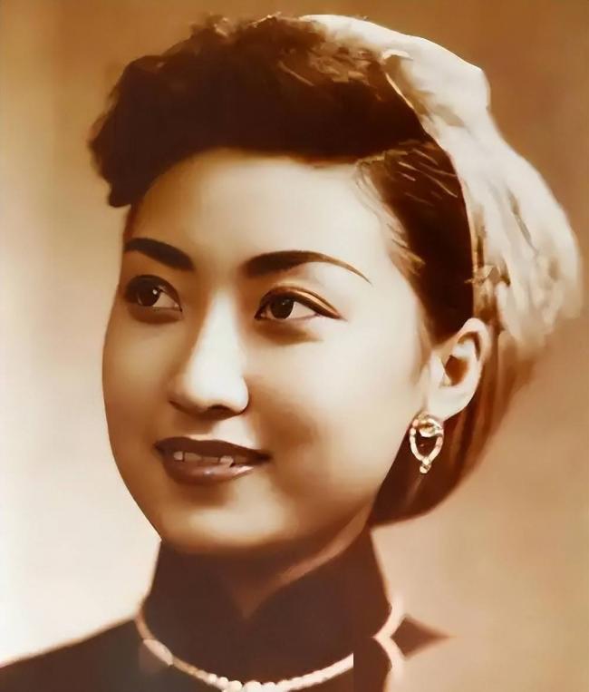 蒋经国和美人张正芬合影,难怪她看不上伊能静 蒋经国和美人张正芬合影,难怪她看不上伊能静