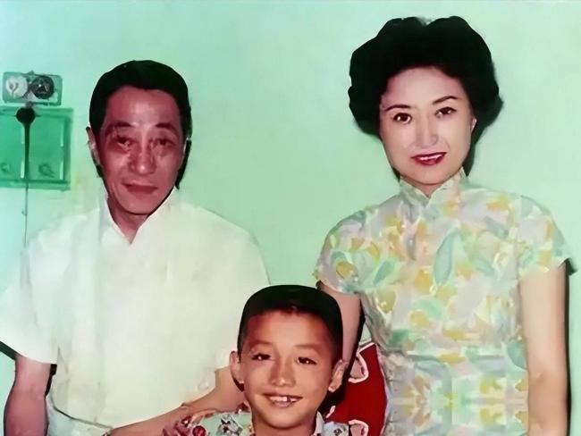 蒋经国和美人张正芬合影,难怪她看不上伊能静 蒋经国和美人张正芬合影,难怪她看不上伊能静