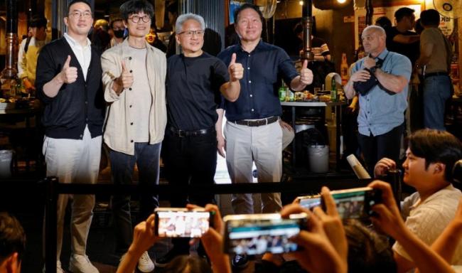 李海珍刷脸秒付账震撼全场 黄仁勋忍不住惊呼 李海珍刷脸秒付账震撼全场 黄仁勋忍不住惊呼