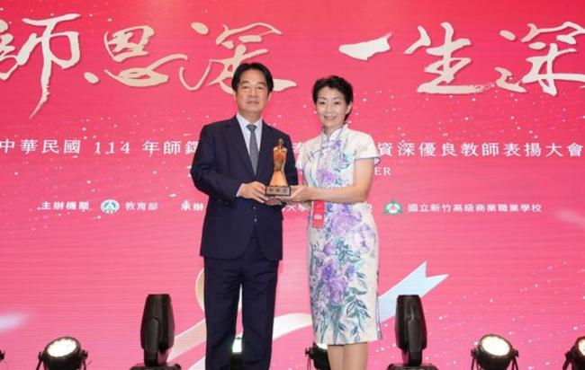 走遍18国不当空姐了 她转行当老师 走遍18国不当空姐了 她转行当老师