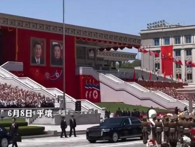 金正恩为习近平举行欢迎仪式 挂巨幅像 现场曝光 金正恩为习近平举行欢迎仪式 挂巨幅像 现场曝光