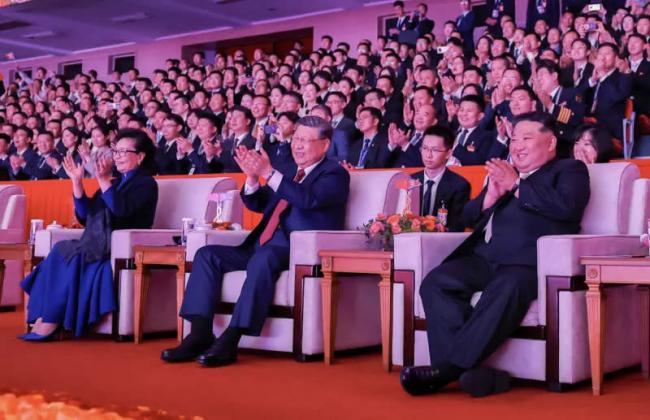 朝鲜罕见刊出习夫妇戴眼镜照片!引高度关注 朝鲜罕见刊出习夫妇戴眼镜照片!引高度关注