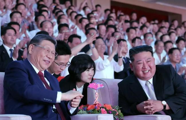 朝鲜罕见刊出习夫妇戴眼镜照片!引高度关注 朝鲜罕见刊出习夫妇戴眼镜照片!引高度关注