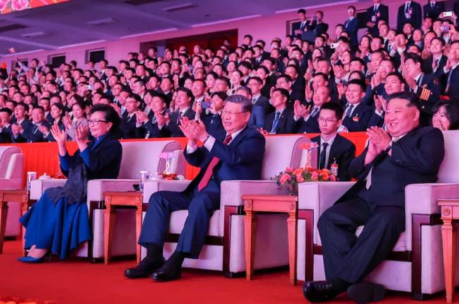 习近平访朝曝罕见“造型” 官媒都剪掉不播? 习近平访朝曝罕见“造型” 官媒都剪掉不播?