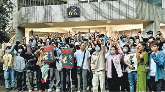 重庆市民抗议虐狗男,遭警方武力清场 重庆市民抗议虐狗男,遭警方武力清场