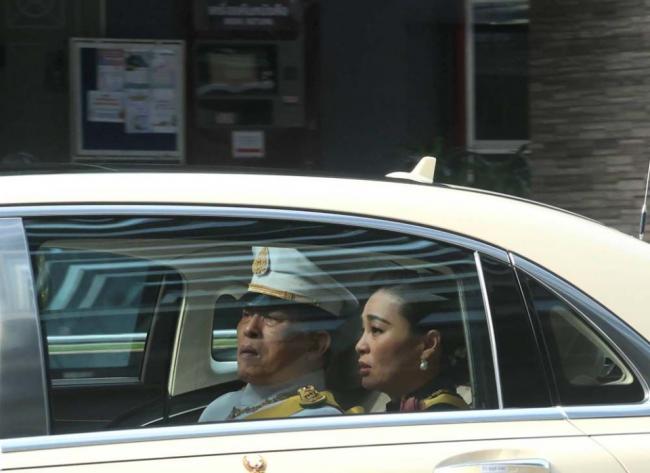 73岁泰王亲自接女儿遗体回宫,苏提达神情哀伤 73岁泰王亲自接女儿遗体回宫,苏提达神情哀伤