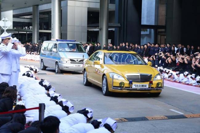 73岁泰王亲自接女儿遗体回宫,苏提达神情哀伤 73岁泰王亲自接女儿遗体回宫,苏提达神情哀伤