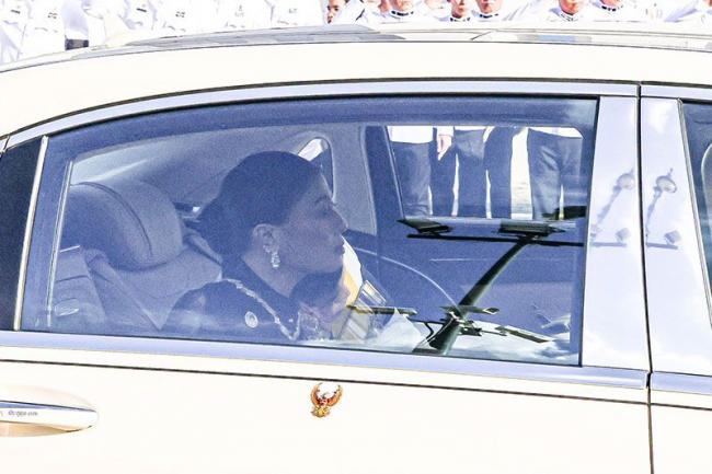 73岁泰王亲自接女儿遗体回宫,苏提达神情哀伤 73岁泰王亲自接女儿遗体回宫,苏提达神情哀伤