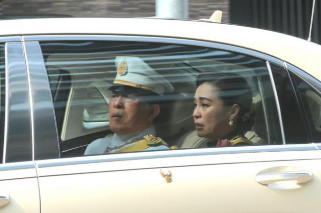 73岁泰王亲自接女儿遗体回宫,苏提达神情哀伤 73岁泰王亲自接女儿遗体回宫,苏提达神情哀伤
