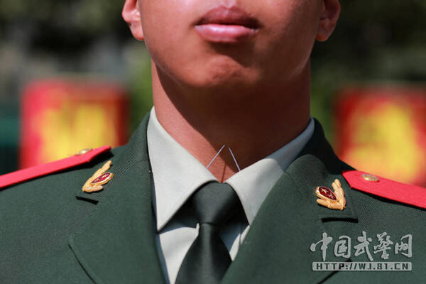 惊见解放军军服藏针 网呼:变态国家 惊见解放军军服藏针 网呼:变态国家