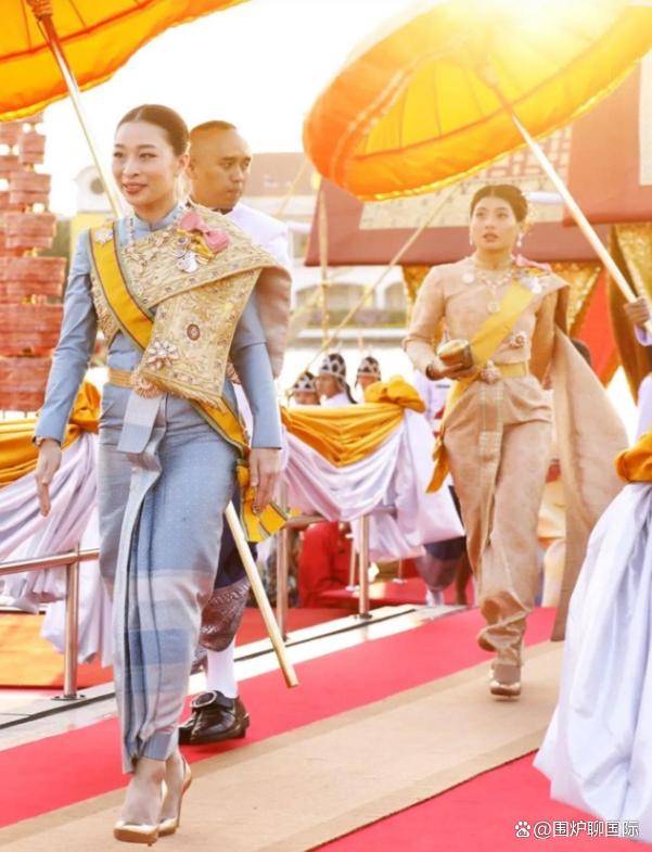 崩溃瞬间:悼念爱女 泰王玛哈老泪纵横 崩溃瞬间:悼念爱女 泰王玛哈老泪纵横
