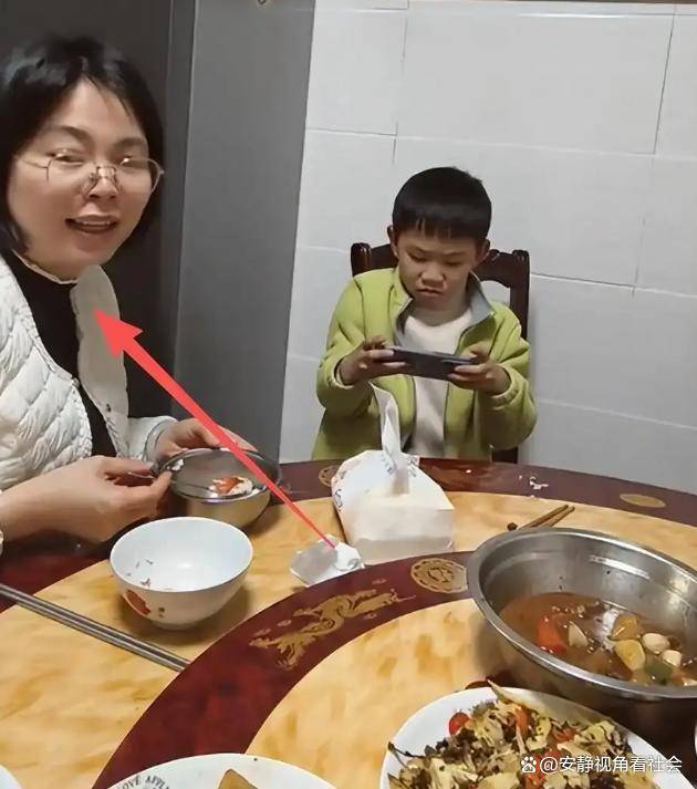 女子坚持给3年级儿子喂饭,网:标准的恶婆婆脸 女子坚持给3年级儿子喂饭,网:标准的恶婆婆脸