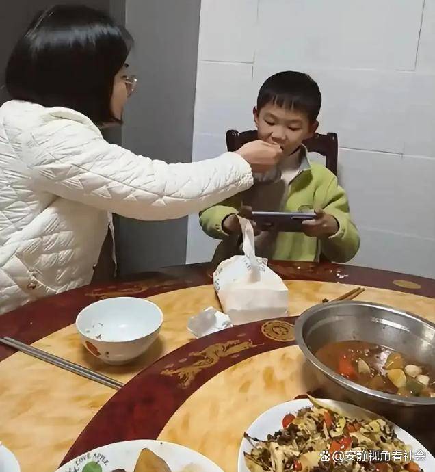 女子坚持给3年级儿子喂饭,网:标准的恶婆婆脸 女子坚持给3年级儿子喂饭,网:标准的恶婆婆脸