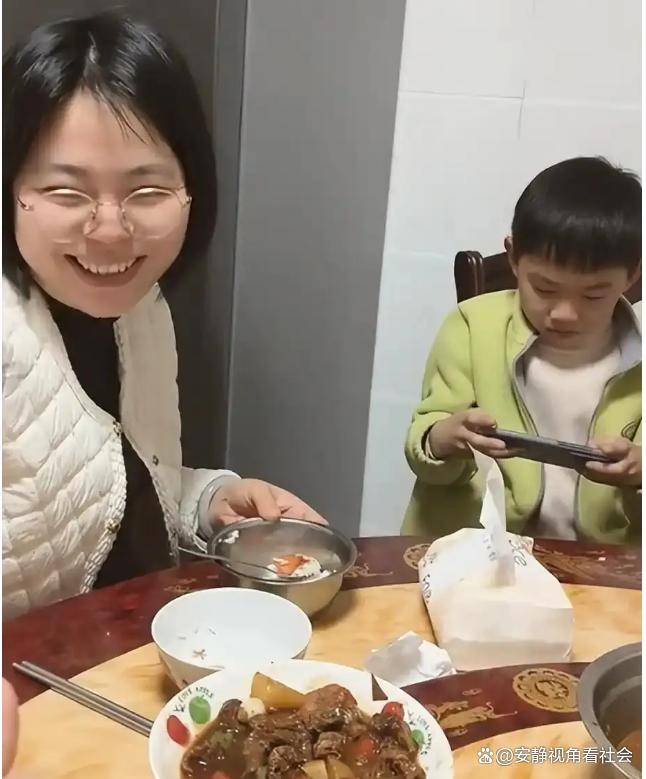 女子坚持给3年级儿子喂饭,网:标准的恶婆婆脸 女子坚持给3年级儿子喂饭,网:标准的恶婆婆脸