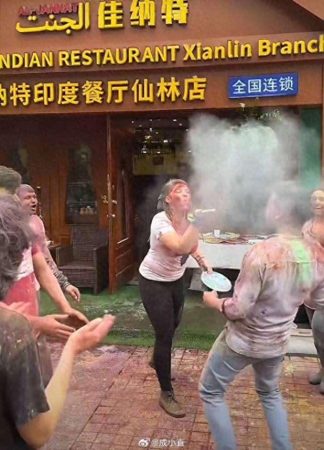 猖狂:南京印度餐厅未报备 当街庆祝“洒红节” 猖狂:南京印度餐厅未报备 当街庆祝“洒红节”