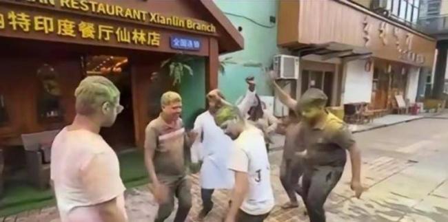 猖狂:南京印度餐厅未报备 当街庆祝“洒红节” 猖狂:南京印度餐厅未报备 当街庆祝“洒红节”