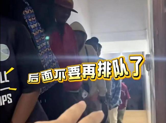 中国人在非洲开手机网吧 生意火到需排号 中国人在非洲开手机网吧 生意火到需排号