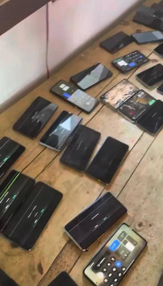 中国人在非洲开手机网吧 生意火到需排号 中国人在非洲开手机网吧 生意火到需排号