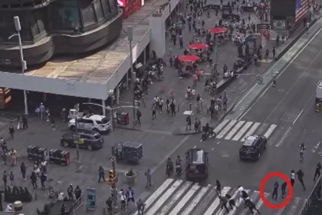 纽约时报广场黑衣人开枪画面曝光 纽约时报广场黑衣人开枪画面曝光
