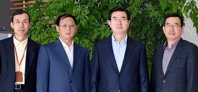 一家人全是美籍,却在国内捞金,年赚4亿 一家人全是美籍,却在国内捞金,年赚4亿