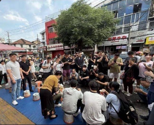 小女孩一句话,戳破了雷总的“吃面大秀” 小女孩一句话,戳破了雷总的“吃面大秀”